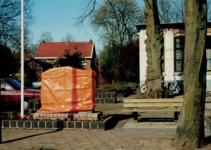 bevrijdingsmonument ingepakt