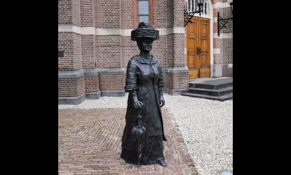 Standbeeld Wilhelmina