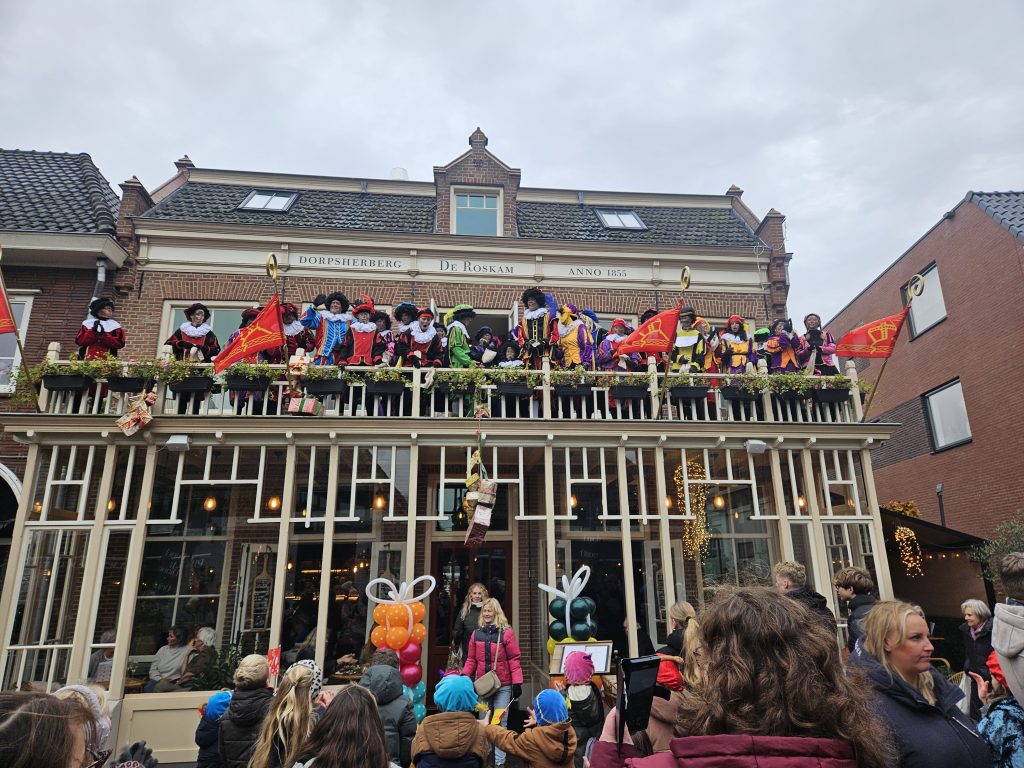 Sint op balkon Roskam