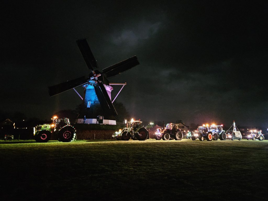 Stoet tractoren in Elspeet bij Molen