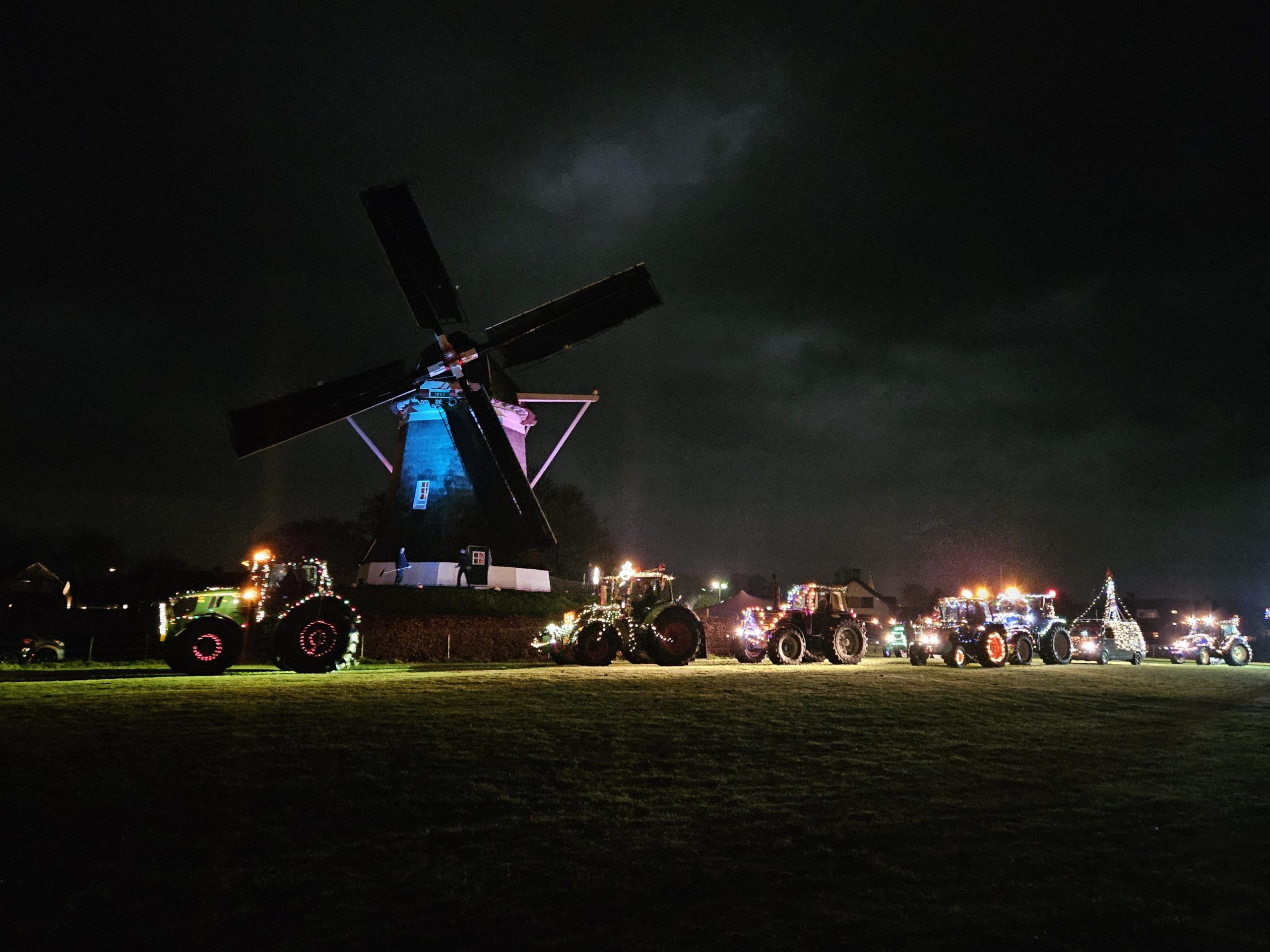 Stoet tractoren in Elspeet bij Molen