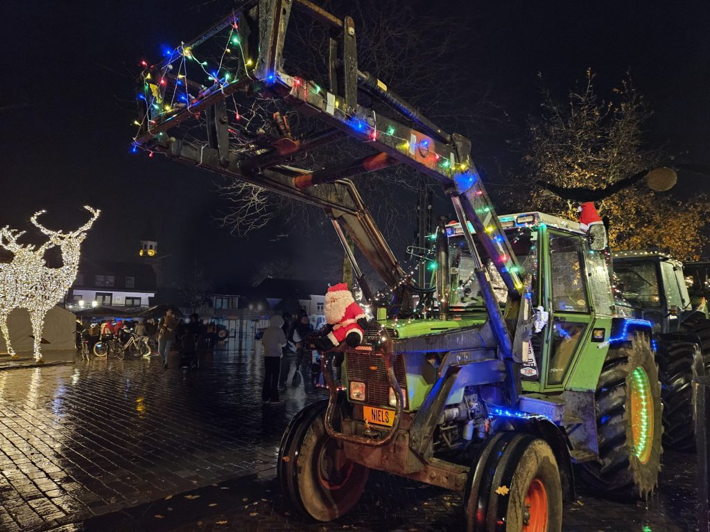 Tractor met shovel en herten marktplein nunspeet