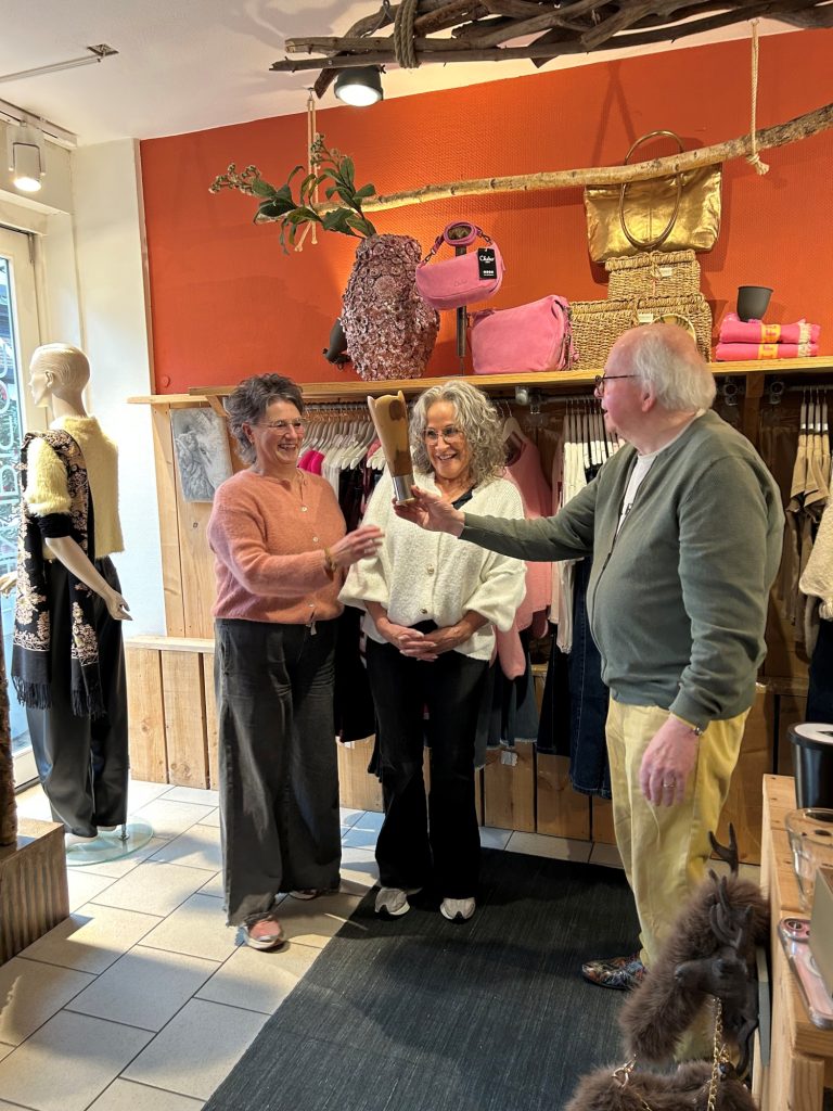 WinterLichte etalages overhandiging bokaal